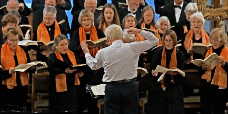 Oranienburger Kirchenchor mit Interimskantor Florian Wilkes.